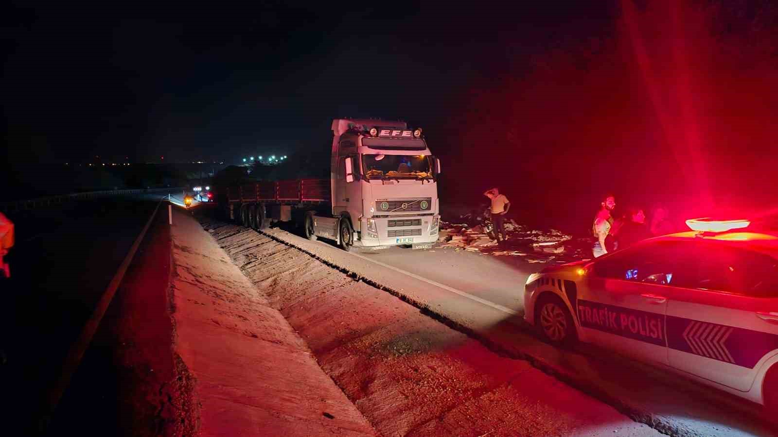 Bandırma’da kontrolden çıkan seramik yüklü tır karşı şeride uçtu