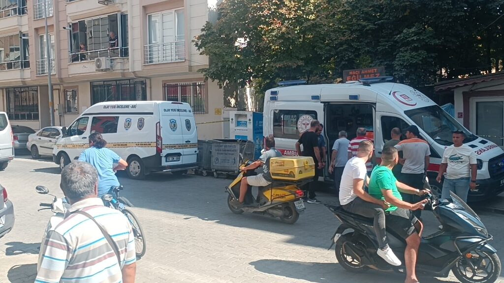 Balıkesir’in Edremit ilçesinde bir kadın cami bahçesinde ölü olarak bulundu.