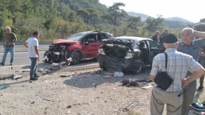 Balıkesir’in Havran ilçesinde bir otomobilin park halindeki iki araca çarptığı