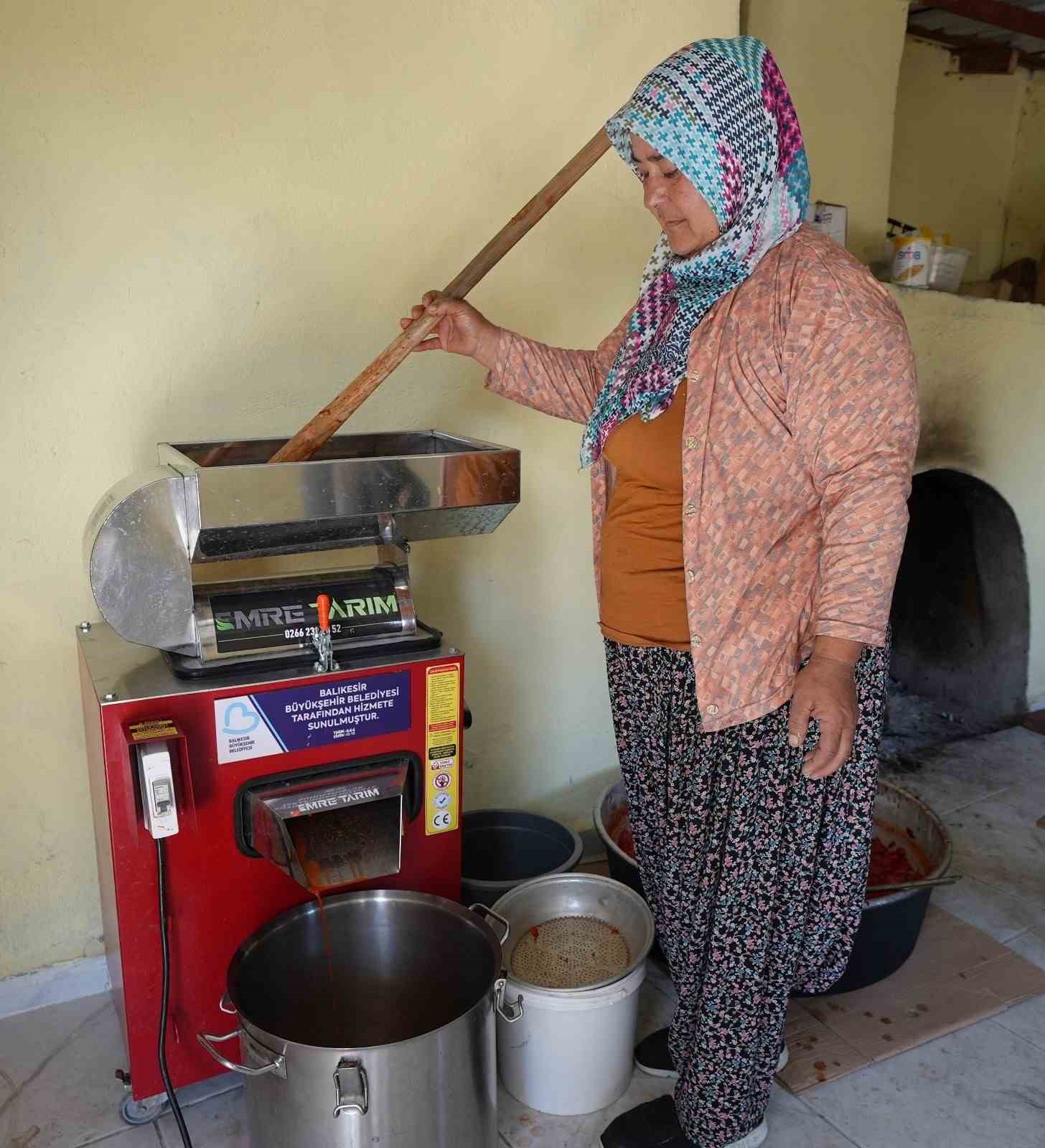 Salça makinesi domates üreticisinin yüzünü güldürdü