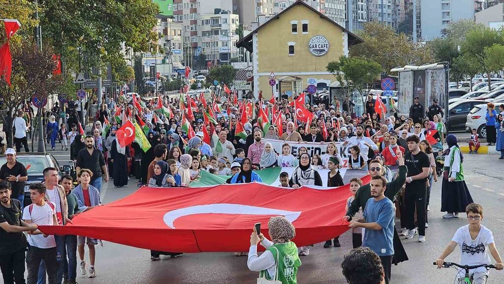 Bandırma’da Gazze’ye destek yürüyüşü