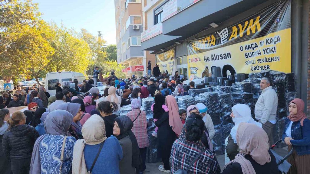 Bir züccaciye mağazasının indirimi uzun kuyruklar oluşturttu