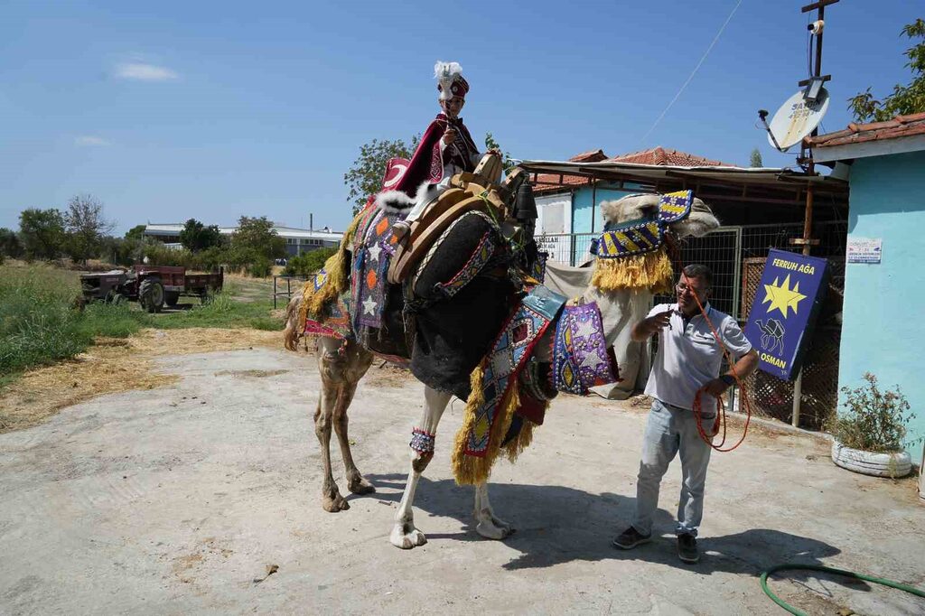 Balıkesir’in Burhaniye ilçesi ilginç bir sünnet düğününe ev sahipliği yaptı.