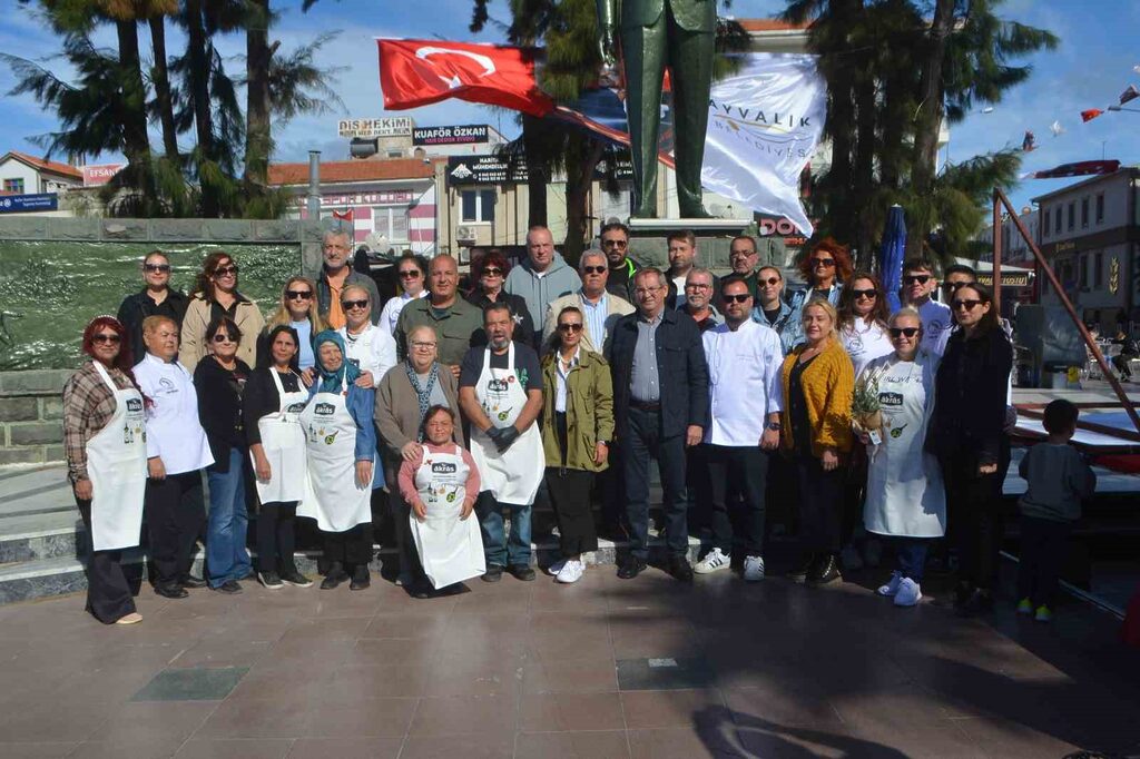 Ayvalık’ta hasat festivalinde düzenlenen zeytinyağlı ev yemekleri yarışmasına ilgi yoğun oldu