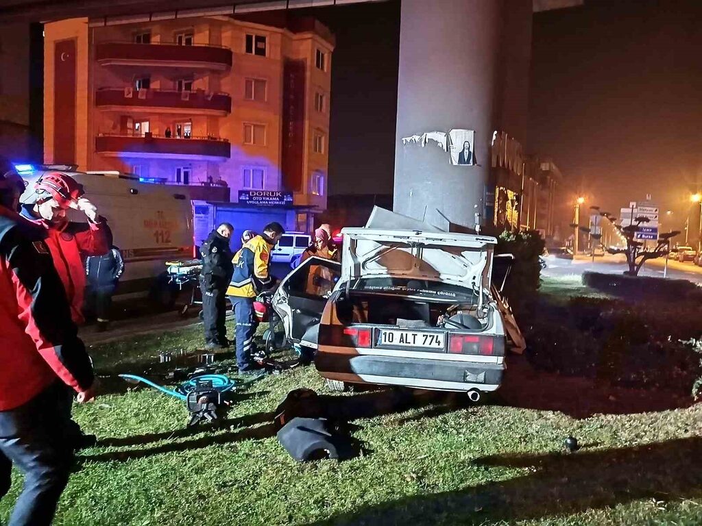 Balıkesir’de otomobiliyle üst geçit