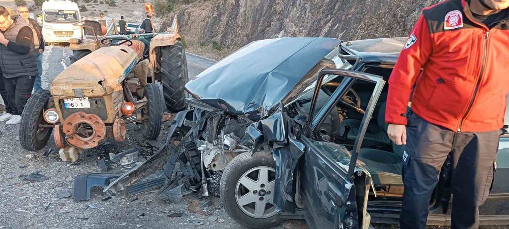 Balıkesir’in Dursunbey ilçesinde meydana gelen trafik kazasında traktörle, otomobil kaza