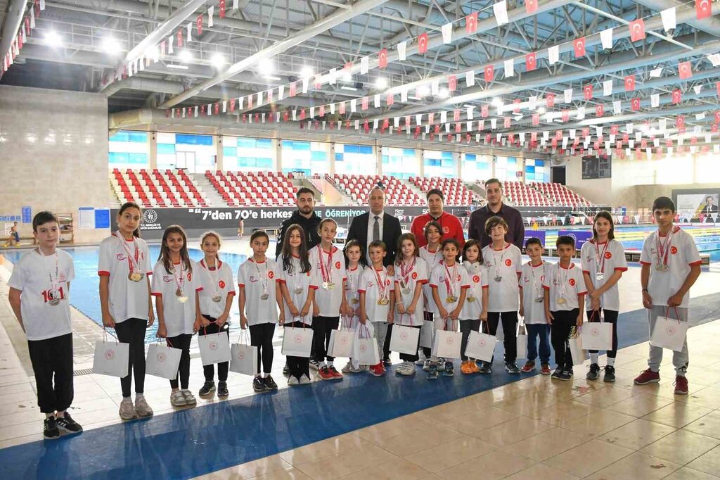 Taekwondo ve Yüzme Sporcuları, Balıkesir’de Ödüllendirildi