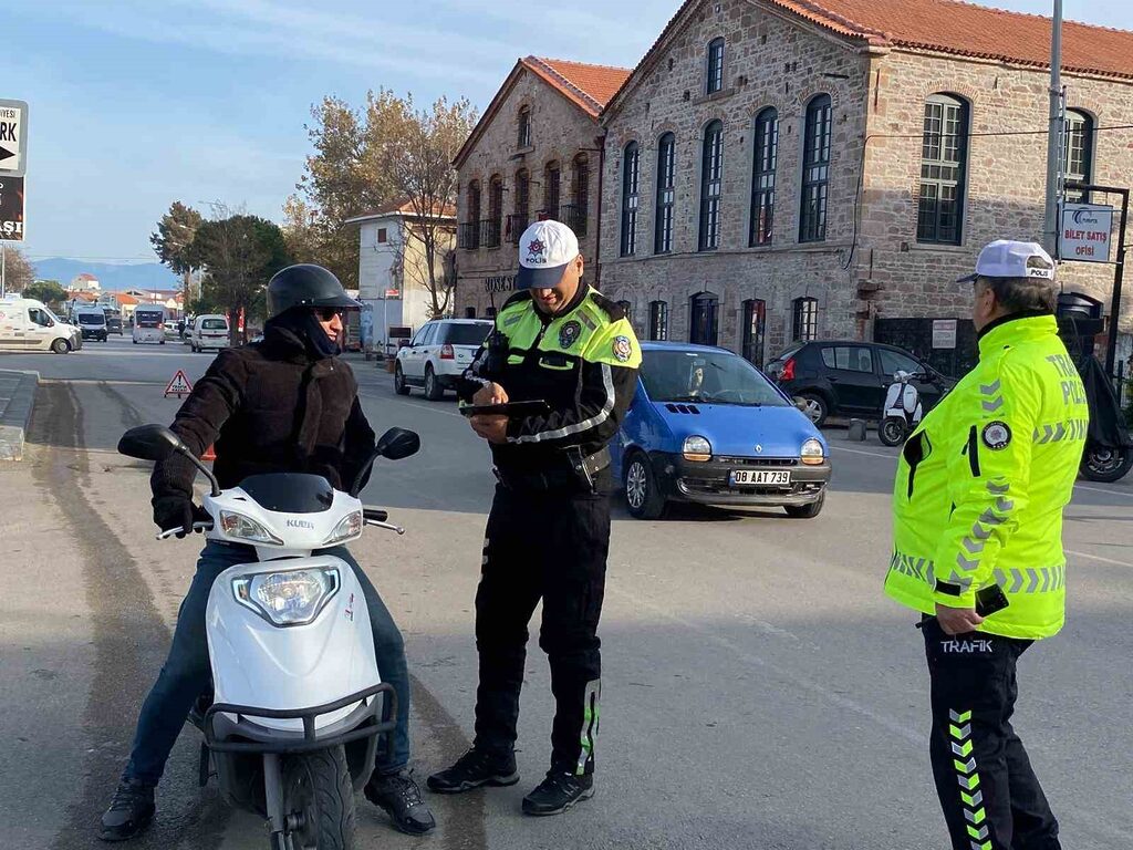 Balıkesir’in Ayvalık ilçesinde, İlçe Emniyet Müdürlüğü’ne bağlı Trafik Denetleme Büro