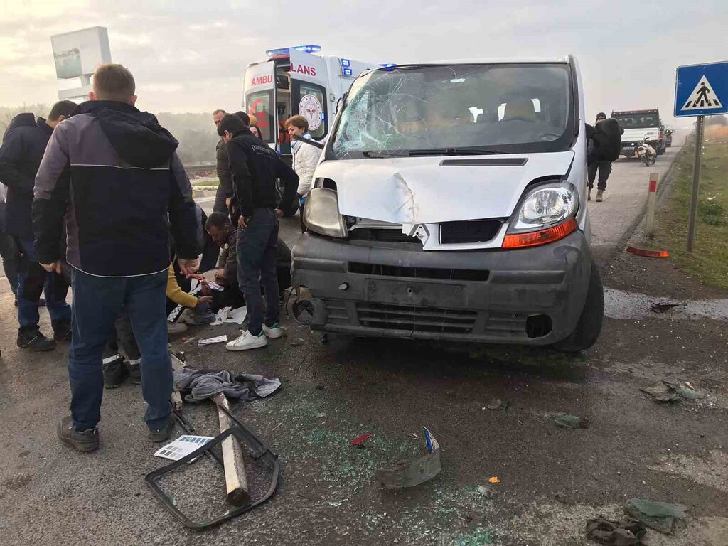 Balıkesir’in Ayvalık ilçesinde kamyonetle