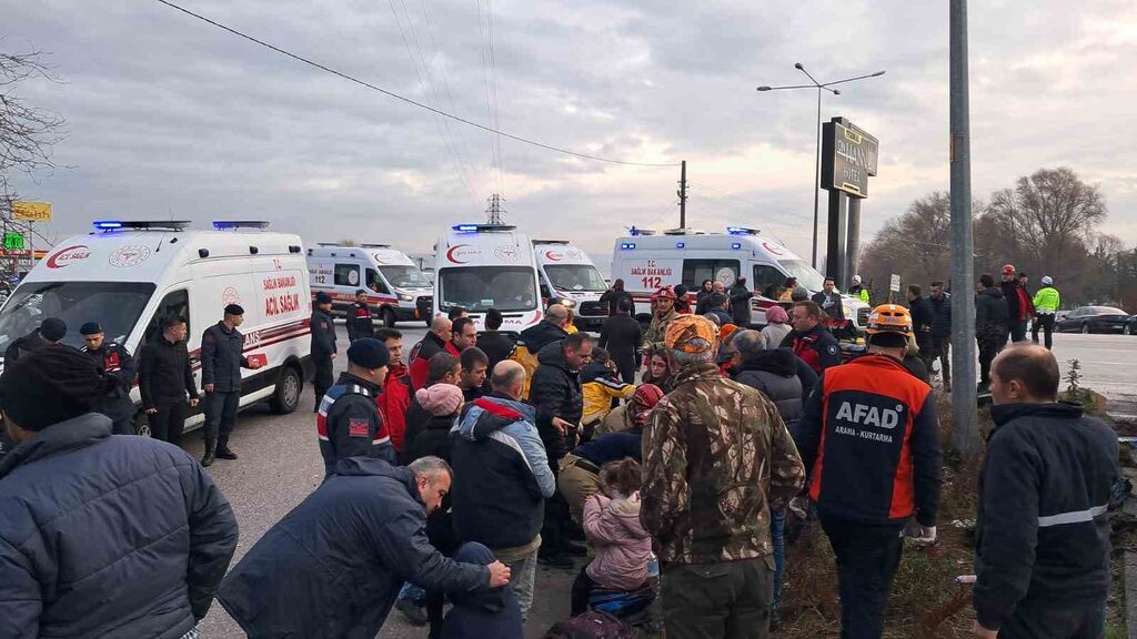 Balıkesir’de okul servisi ile tırın çarpıştığı kazada çok sayıda öğrencinin