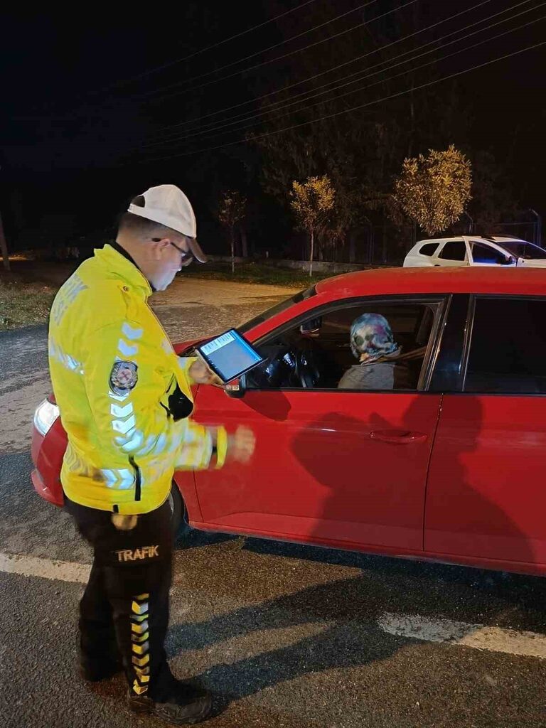 Balıkesir’de polis ekipleri asayiş ve trafik denetimi gerçekleştirdi. Yapılan gece