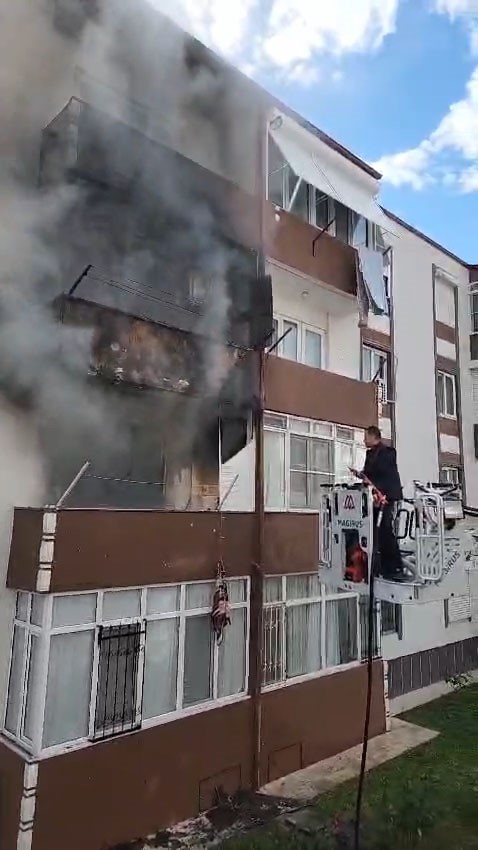 Balıkesir’in Edremit ilçesinde bir apartman dairesinde çıkan yangında 1 kişi