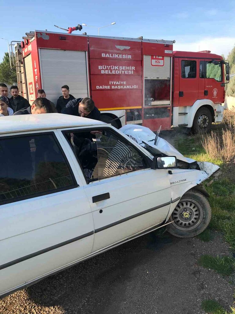 Balıkesir’in Altıeylül ilçesinde OSB yolunda hız yapan otomobil, önünde giden