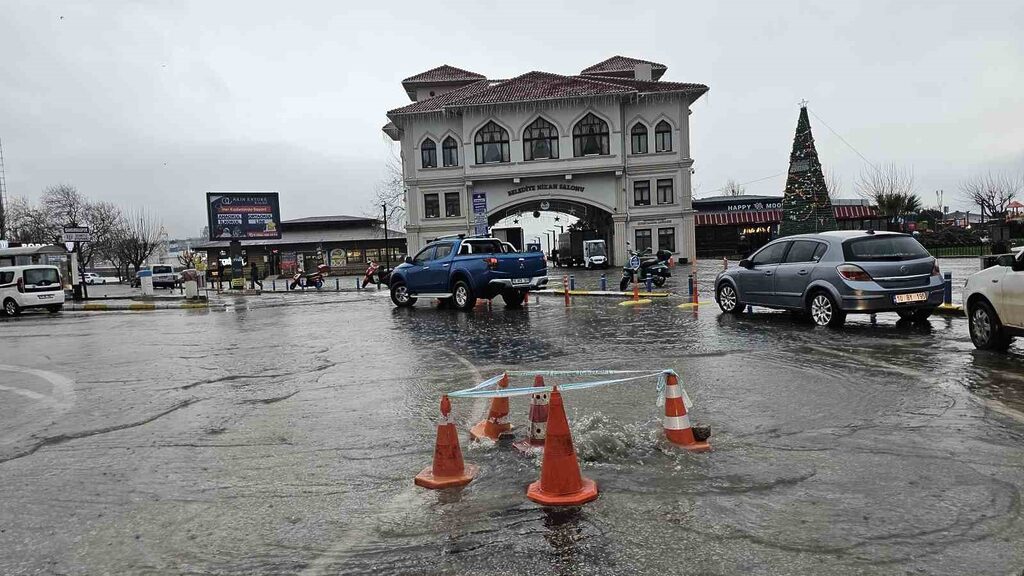 Balıkesir’in Bandırma ilçesinde sabah saatlerinde etkili olan yoğun sağanak yağış,