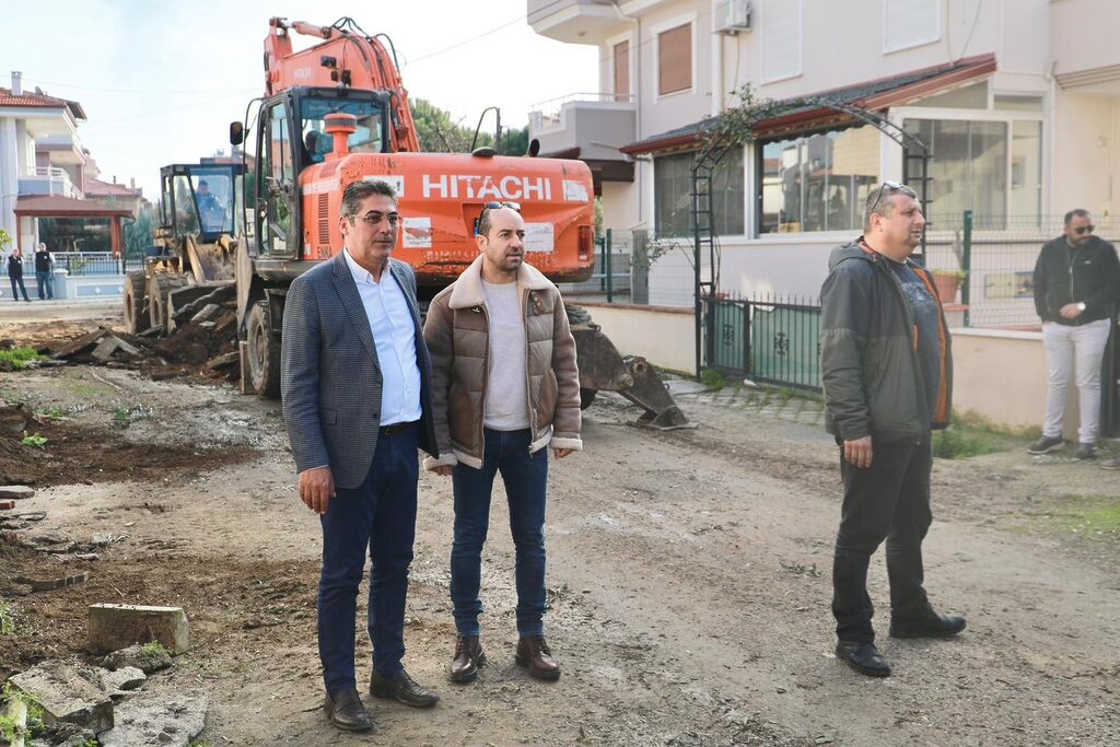 Burhaniye Belediyesi Fen İşleri Müdürlüğü ekipleri, ilçe genelinde kapsamlı yol