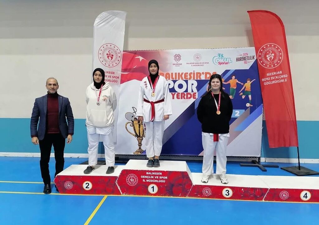 Edremit Anadolu İmam Hatip Lisesi öğrencisi Fatma Zehra Girgin, Taekwondo