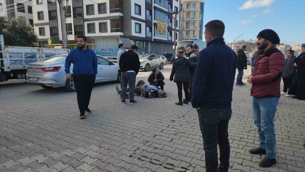 Balıkesir’in Edremit ilçesinde otomobille çarpışan motosiklet sürücüsü yaralandı. Edinilen bilgilere