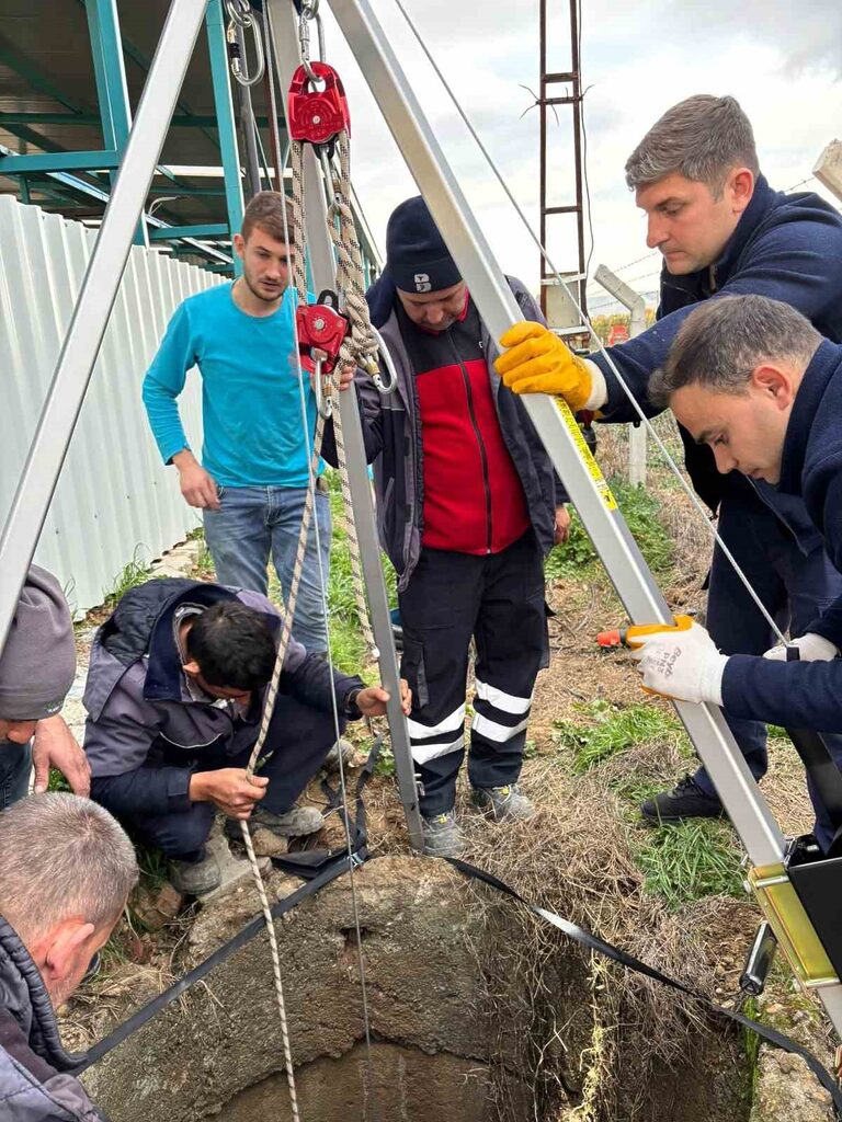 Balıkesir’in Gömeç ilçesinde bir çiftlikte su kuyusuna düşen inek, itfaiye