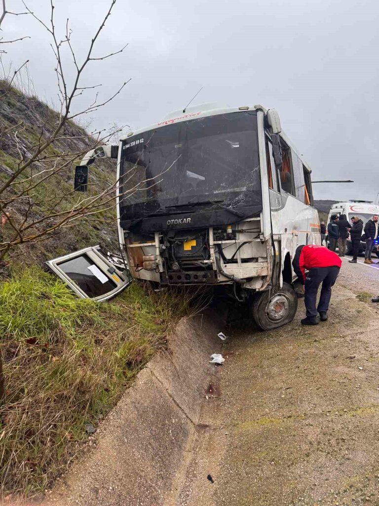 Balıkesir’in Gönen ilçesinde servis aracı yağışlı havada kaza yaptı. Kazada