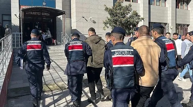 Balıkesir’de jandarma ekipleri tarafından yapılan asayiş denetimlerinde hapis cezası bulunan