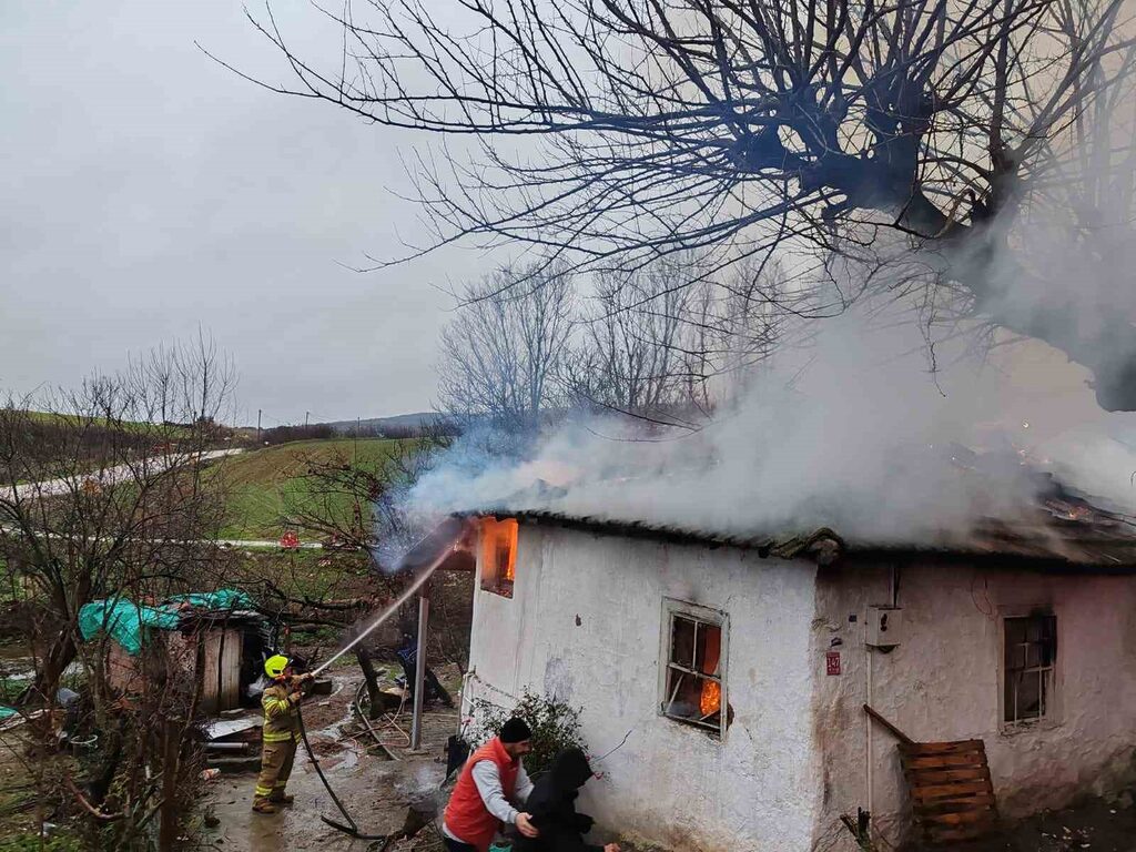 Balıkesir’in Manyas ilçesinin kırsal mahallesi Eskimanyas’ta meydana gelen yangında bir