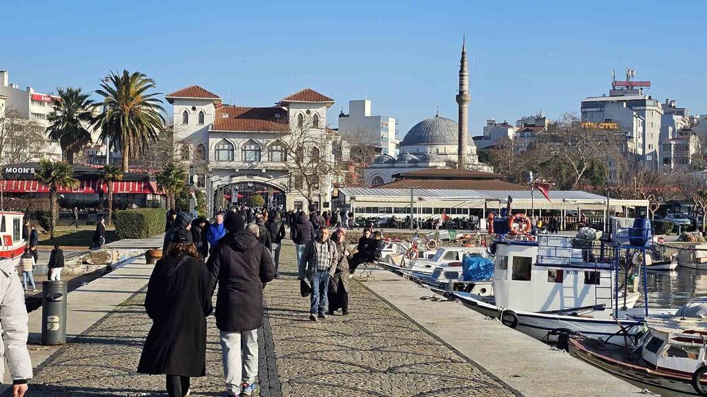 Balıkesir’in Bandırma ilçesinde ocak ayının ortasında güneşli havayı gören vatandaşlar