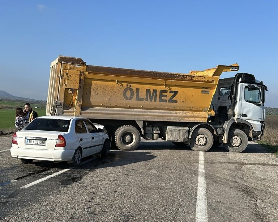 Balıkesir’in Gönen ile Manyas ilçesi arasında kamyonun altına giren otomobildeki