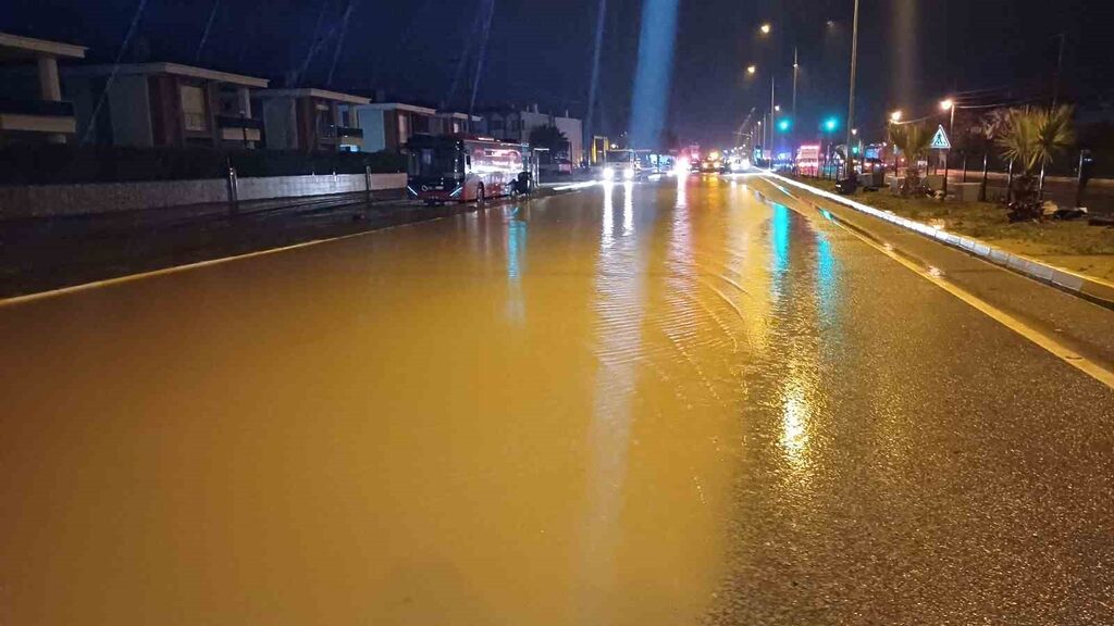 Balıkesir’in Edremit ilçesi Narlı Mahallesi’nde Kazdağları’ndan inen kar suları ve