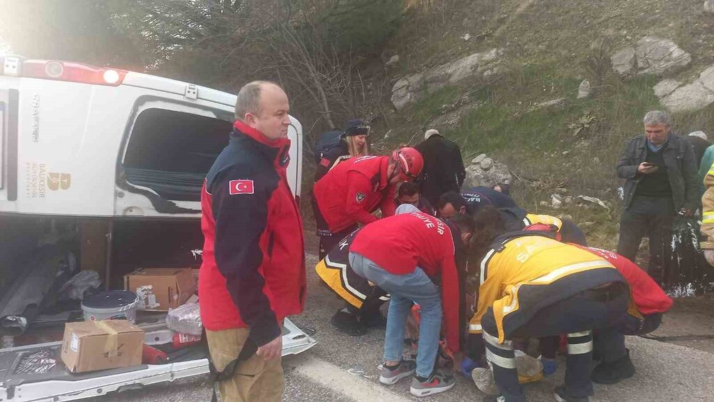 Balıkesir’in Kepsut ilçesinde yolcu minibüsü ile otomobilin çarpıştığı kazada 2