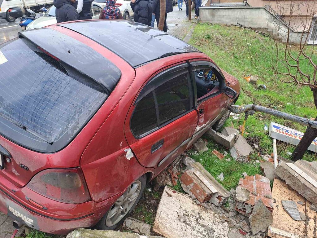 Balıkesir’de yağıştan dolayı kayganlaşan yolda direksiyon hakimiyetini kaybeden sürücü, kaldırıma