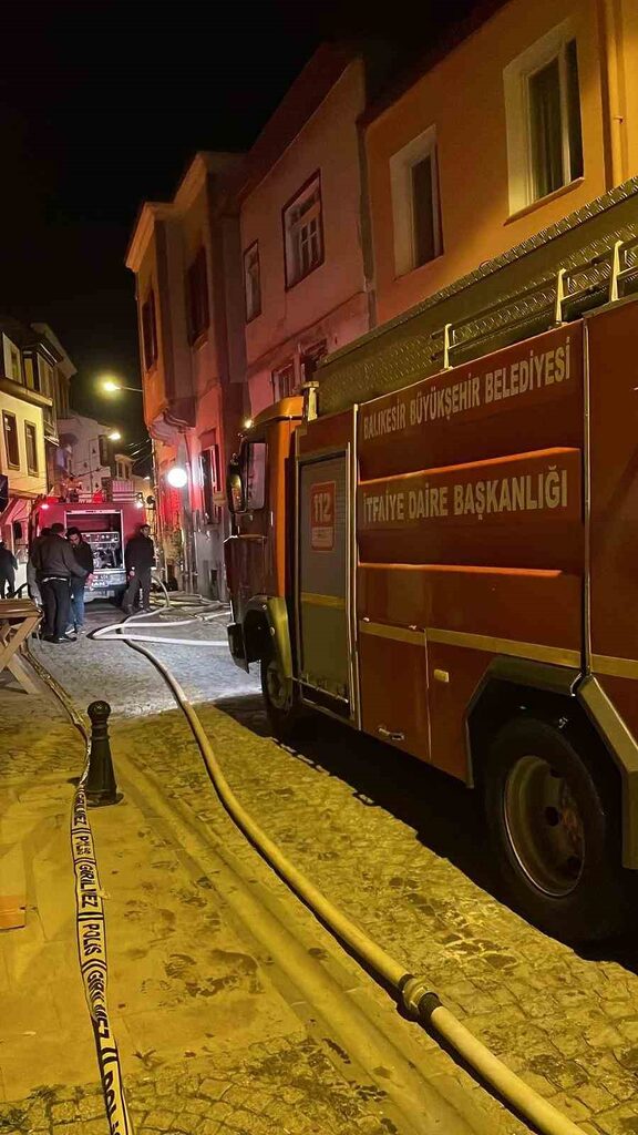 Balıkesir’in Ayvalık ilçesinde sabaha karşı meydana gelen yangında El Sanatları-Sanat