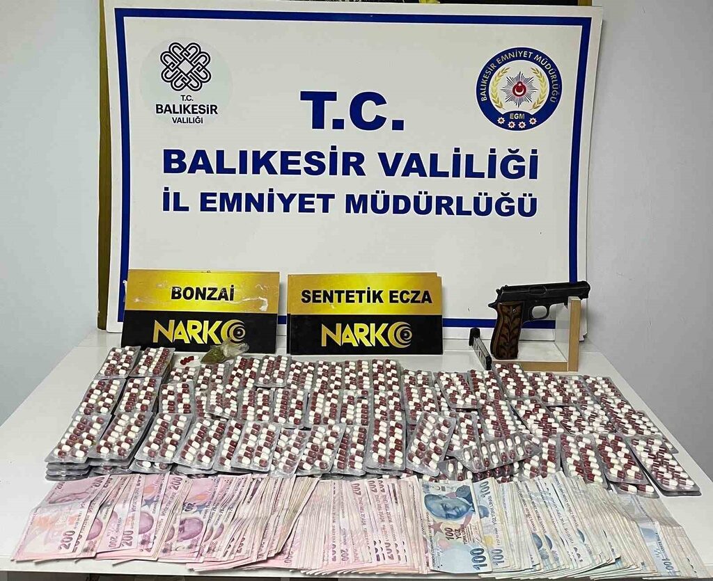 Balıkesir’de düzenlenen narkotik operasyonunda iki şüpheli gözaltına alındı. İlçe Emniyet