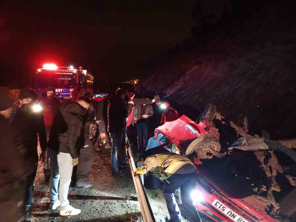 Balıkesir Kütahya karayolunun Dursunbey civarlarında sabaha karşı meydana gelen kazada