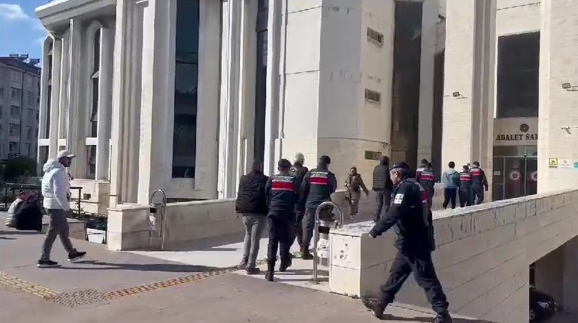 Balıkesir’in Edremit ilçesinde jandarma ekipleri tarafından düzenlenen operasyonda, göçmen kaçakçılığı