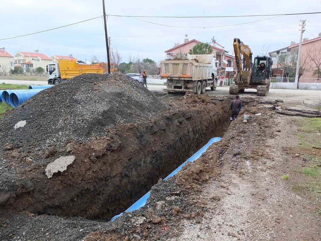 Burhaniye ilçesinde, kanalizasyon çöküntüsü sebebiyle denizde oluştuğu iddia edilen kirliliğe