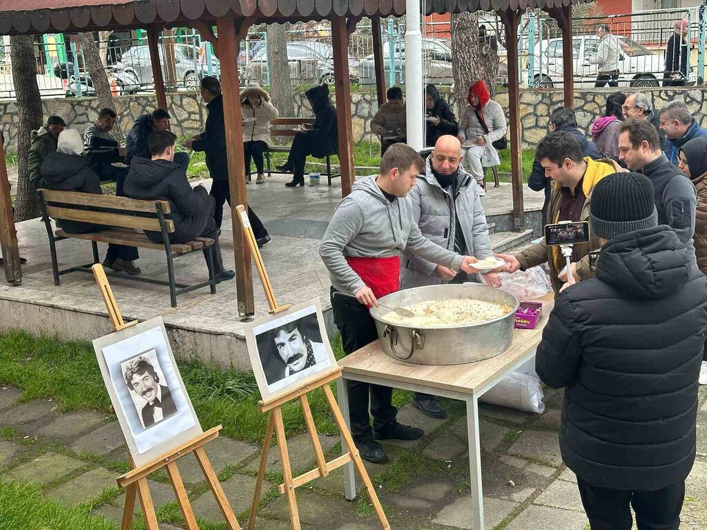 Balıkesir’de Ferdi Tayfur hayranı olan İl Halk Kütüphanesi personeli Özkay