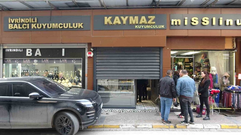 Balıkesir’in Karesi ilçesi Hisariçi Mahallesi’nde bir kuyumcuya giren maskeli şahıs,