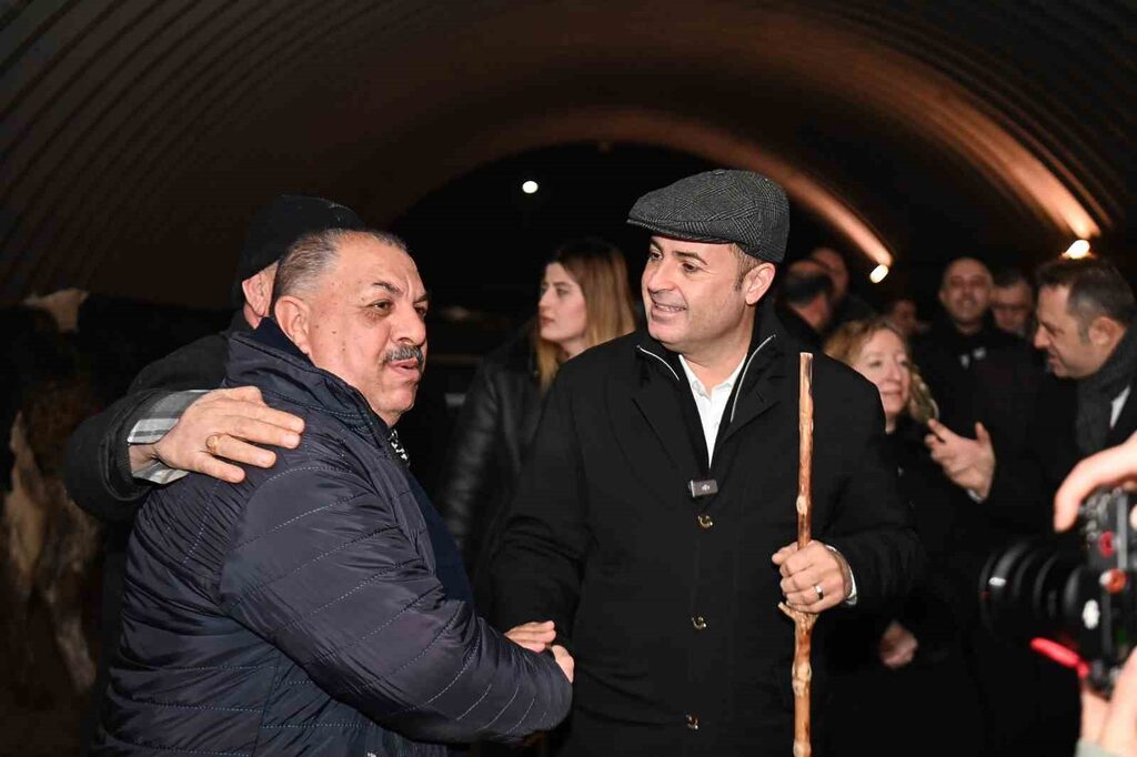 Günün erken saatlerinde hayvan pazarını ziyaret ederek yeni haftaya başlayan