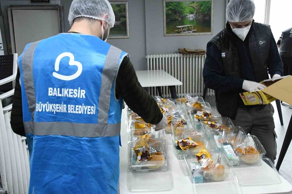 Geçim sıkıntısı çeken aileleri yalnız bırakmayan Balıkesir Büyükşehir Belediye Başkanı