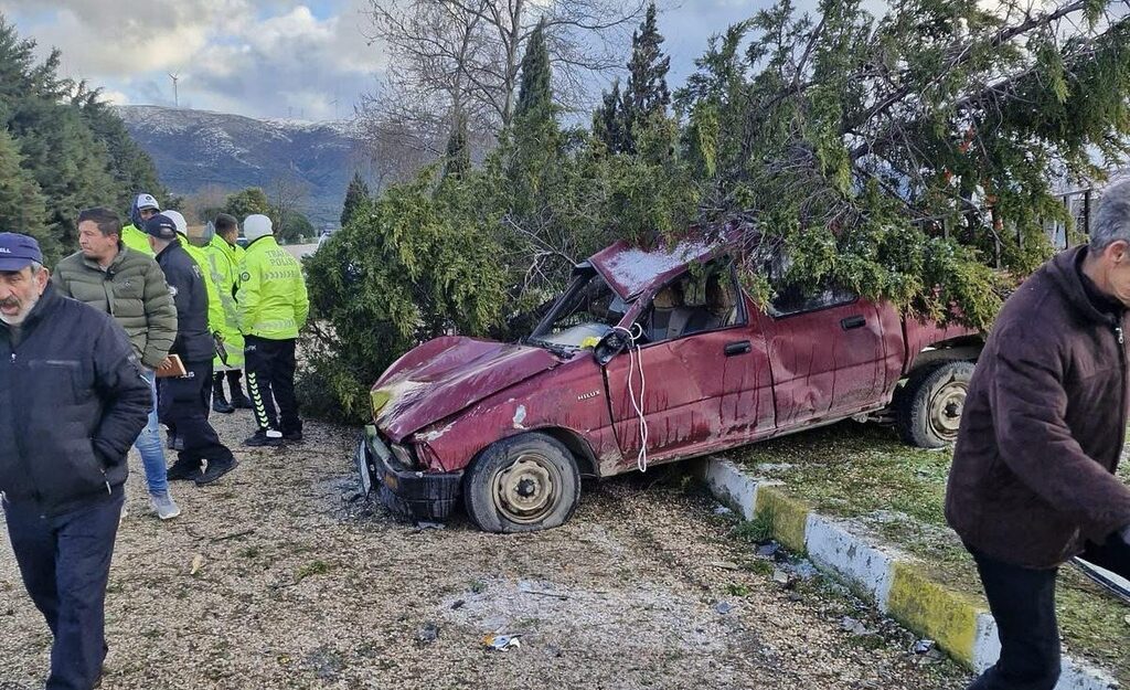 Balıkesir’in Erdek ilçesinde çaldığı kamyonetle kaza yapan şüpheli, olay yerinden