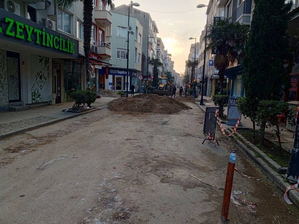 Balıkesir’in Erdek ilçesinde, Yalı Mahallesi Okul Caddesi’nde yürütülen altyapı çalışmaları