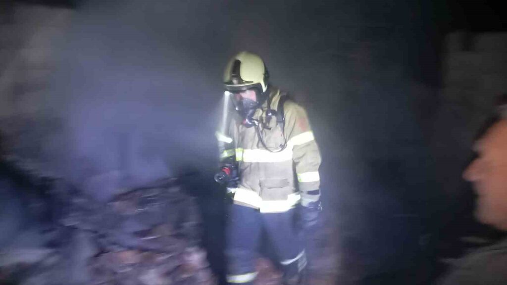 Balıkesir’in Erdek ilçesinde, Sahil Mahallesi’nde gece saatlerinde çıkan dam yangını,