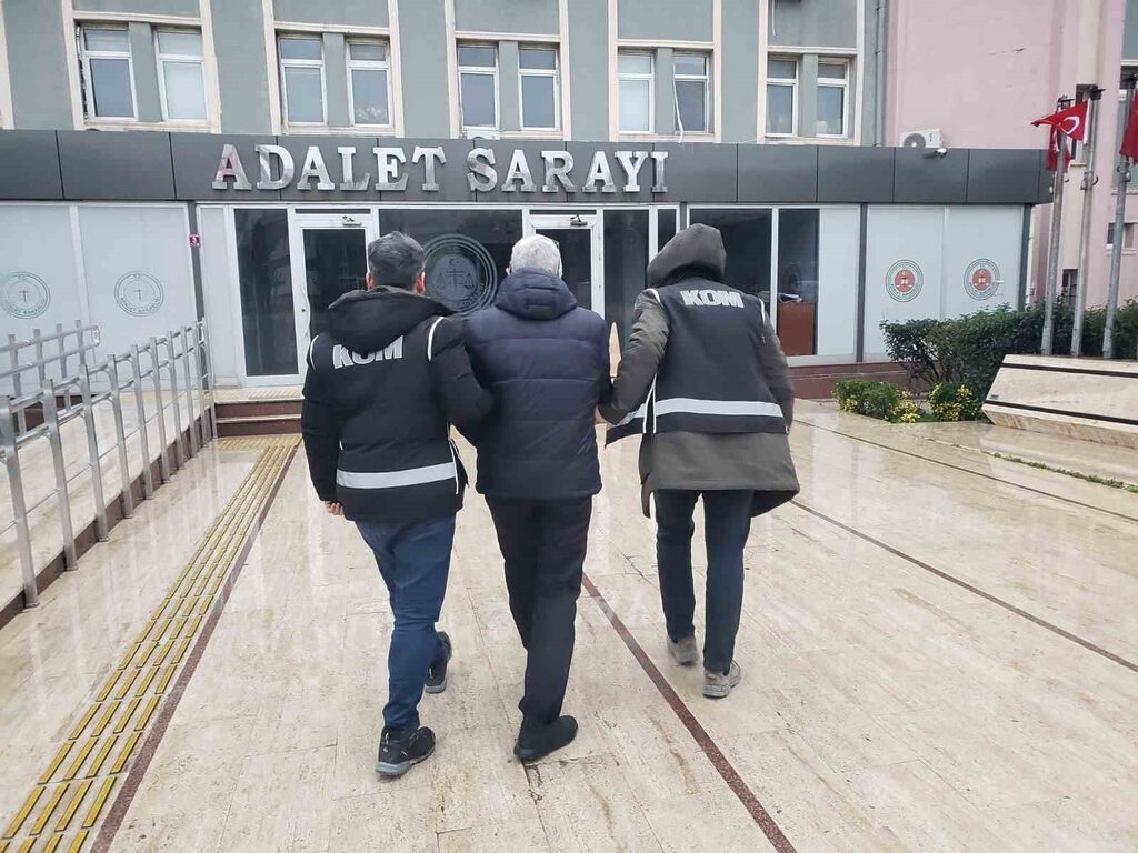 Balıkesir’in Bandırma ilçesinde FETÖ üyeliğinden aranan İ.B., KOM ekiplerince yakalanarak