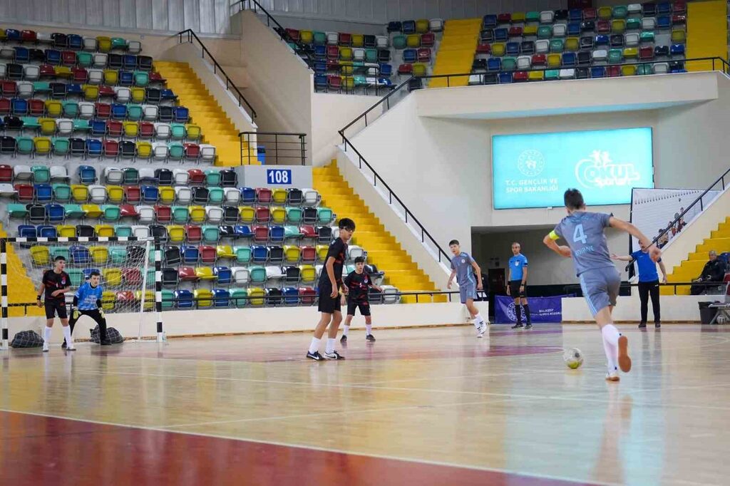 Balıkesir’de düzenlenen Okul Sporları Futsal Yıldız Kızlar-Erkekler Grup Müsabakaları, açılış