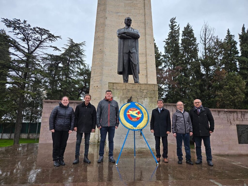 Türk Hava Kurumu’nun (THK) 100’üncü yılı dolayısıyla Balıkesir’de tören düzenlendi.