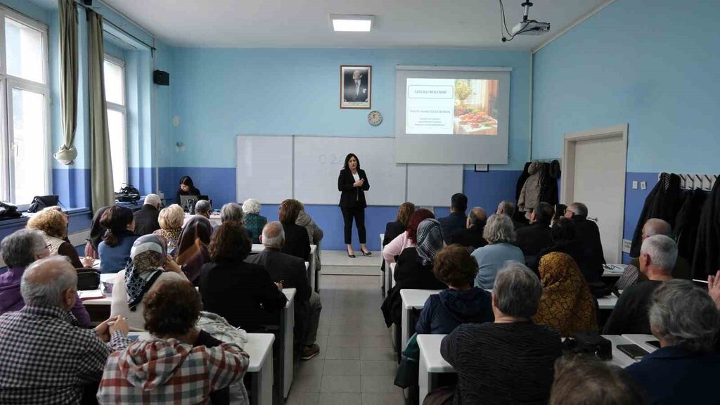 Balıkesir Üniversitesi’nde 60 yaş üzeri öğrenciler ilk ders heyecanı yaşadı.