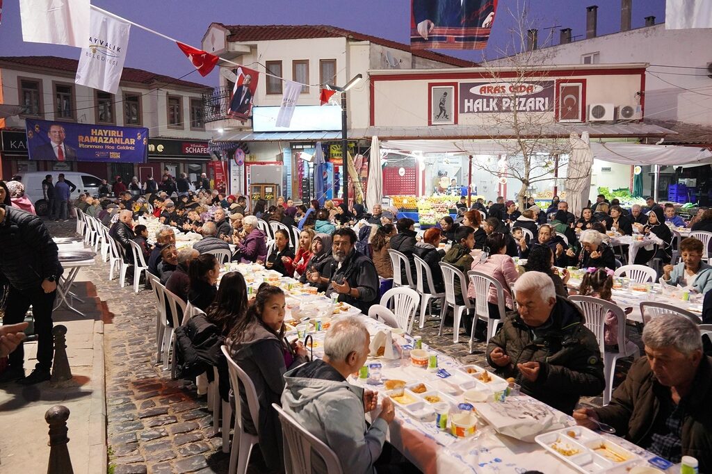 Ayvalık Belediyesi’nin Dr. Fazıl Doğan Meydanı’nda (At Arabacılar) düzenlediği ikinci