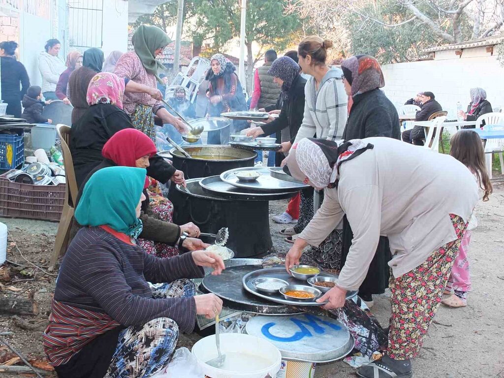 Balıkesir’in Burhaniye ilçesinde, kırsal mahallelerde toplu iftar açma geleneği devam