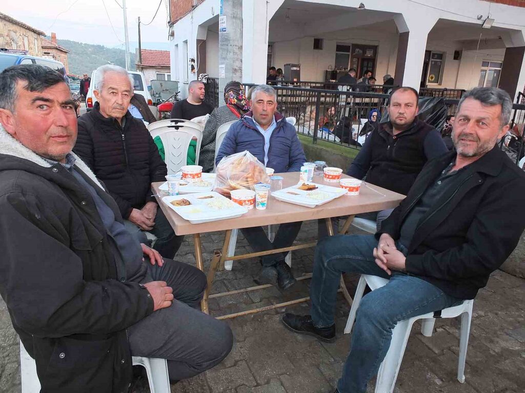 Burhaniye ilçesinde, kırsal mahallelerde toplu iftar açma geleneği devam ediyor.