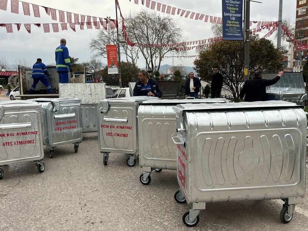 Balıkesir’in Bandırma ilçesinde vatandaşlardan gelen talepler doğrultusunda konteynerlerin konumlandırılmasına başlandı.